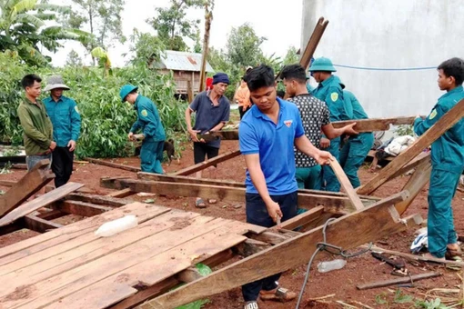 Thủ tướng chỉ đạo khẩn trương khắc phục hậu quả bão số 13, nhanh chóng ổn định đời sống Nhân dân sau thiên tai