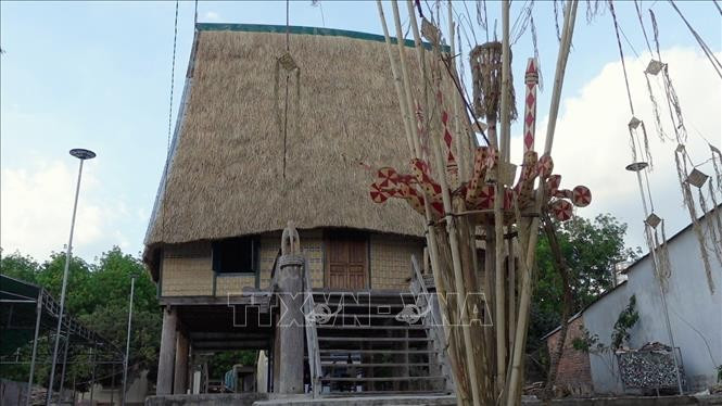 Phục dựng và bảo tồn nhà rông truyền thống - trái tim của cộng đồng ...