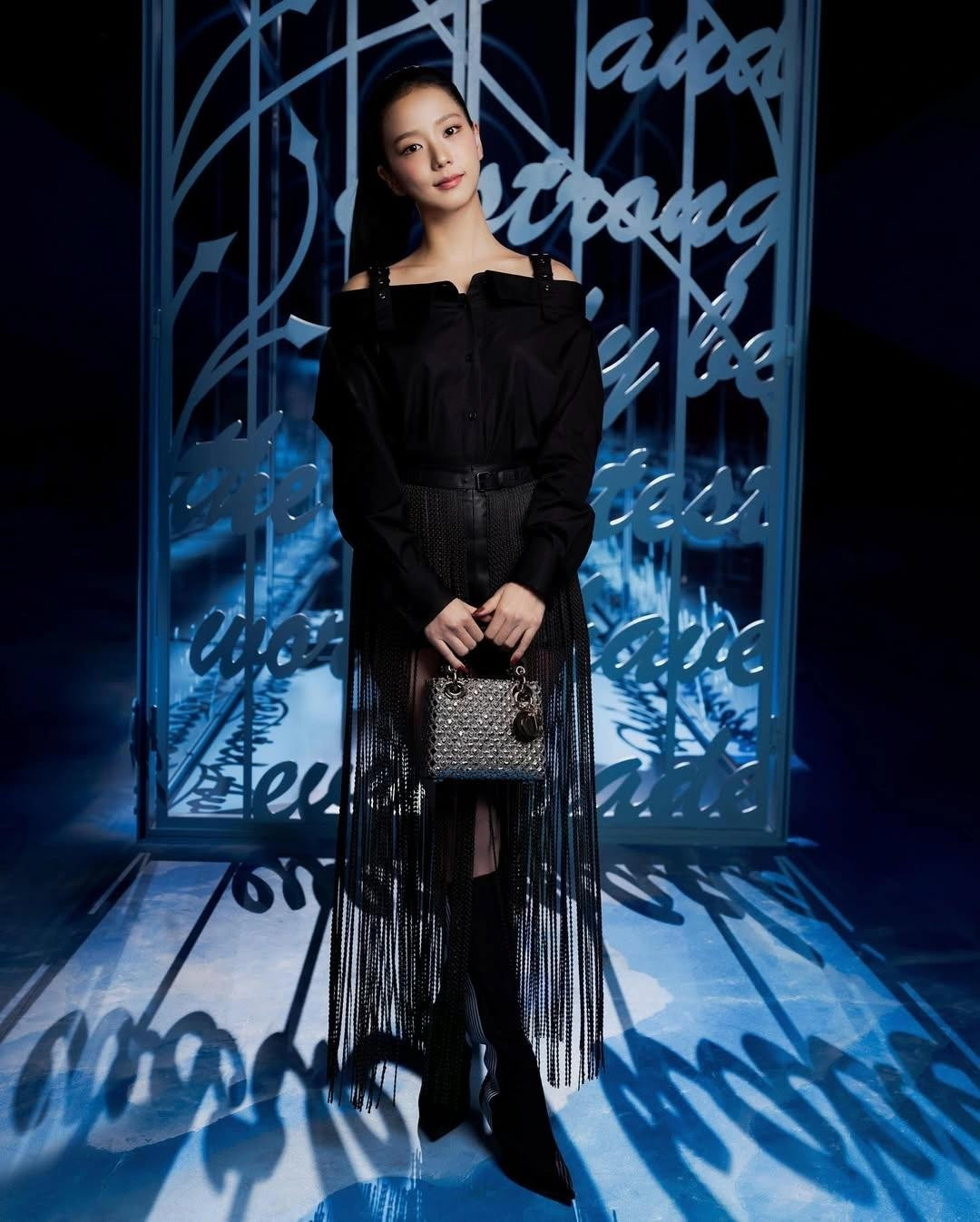 Jisoo là thành viên duy nhất của BlackPink sinh ra và lớn lên tại Hàn Quốc. Bên cạnh tiếng Hàn, cô có thể sử dụng tiếng Nhật và một ít tiếng Trung. Vì khả năng giao tiếp bằng tiếng Anh còn hạn chế nên cô khá rụt rè khi ra nước ngoài tham gia các sự kiện lớn. Tuy nhiên, nhan sắc cực phẩm của Jisoo vẫn giúp cô chiếm được cảm tình từ người hâm mộ quốc tế