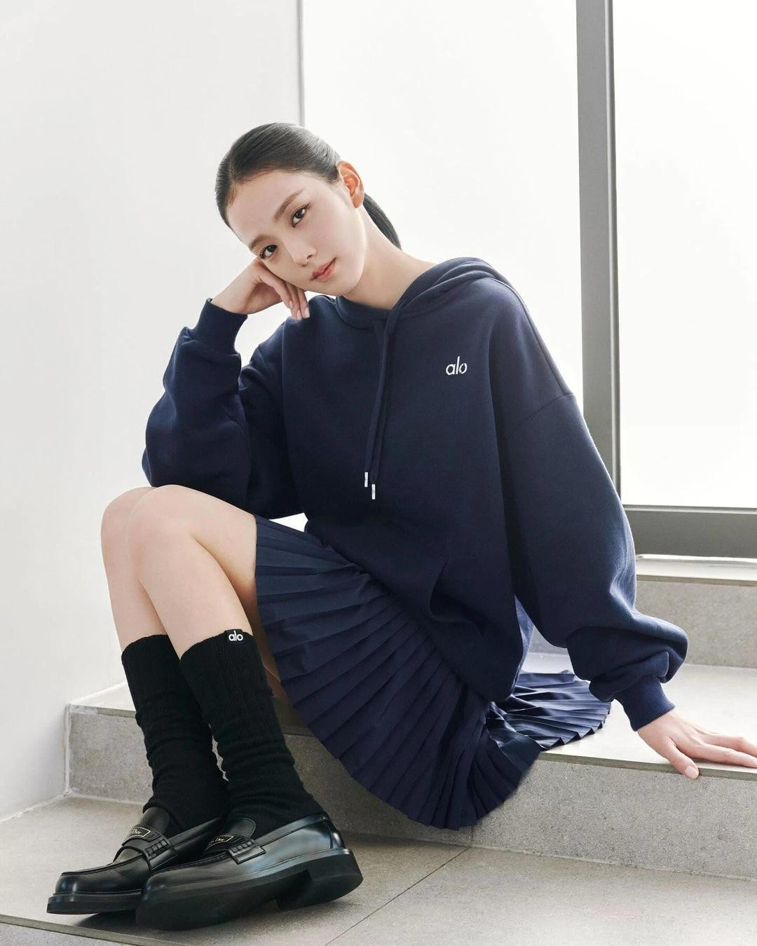 Trước khi ra mắt đĩa đơn solo đầu tay mang tên Me vào năm 2023, Jisoo có vai diễn trong các phim truyền hình như Hoa tuyết điểm (Snowdrop), Thanh gươm trừ tà...