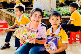 Tặng 1.000 cuốn sách, truyện thiếu nhi cho Trường Tiểu học Ia Khươl
