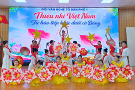 Tiết mục “Thiếu nhi Việt Nam tự hào tiếp bước dưới cờ Đảng” của đội văn nghệ tổ dân phố 1. Ảnh: Bá Bính