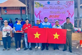 Câu lạc bộ Tấm lòng vàng An Khê tặng 300 suất quà cho người dân xã Ya Ma