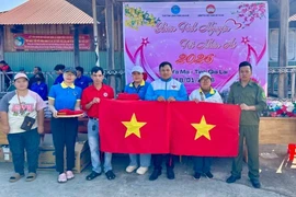 Câu lạc bộ Tấm lòng vàng An Khê tặng 300 suất quà cho người dân xã Ya Ma