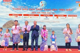 Gia Lai tặng quà cho con em ngư dân