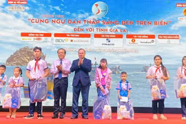 Gia Lai tặng quà cho con em ngư dân