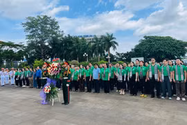 Cán bộ, văn nghệ sĩ TP. Hồ Chí Minh dâng hoa, dâng hương tại Nơi thờ Bác Hồ và Nghĩa trang Liệt sĩ tỉnh Gia Lai