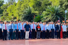 Đồng chí Hồ Quốc Dũng-Ủy viên Ban Chấp hành Trung ương Đảng, Bí thư Tỉnh ủy Gia Lai dâng hương bày tỏ lòng thành kính, tưởng nhớ Hoàng đế Quang Trung. Ảnh: P.L