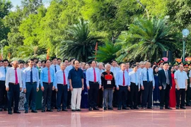 Đồng chí Hồ Quốc Dũng-Ủy viên Ban Chấp hành Trung ương Đảng, Bí thư Tỉnh ủy Gia Lai dâng hương bày tỏ lòng thành kính, tưởng nhớ Hoàng đế Quang Trung. Ảnh: P.L
