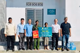 Bàn giao nhà tình nghĩa cho hộ nghèo ở xã Ia Chia