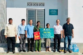 Bàn giao nhà tình nghĩa cho hộ nghèo ở xã Ia Chia