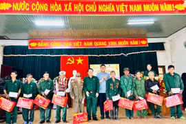 Tặng 100 suất quà cho cựu chiến binh xã Tuy Phước và Vĩnh Sơn