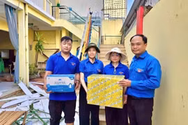 Lãnh đạo Tỉnh đoàn Gia Lai tặng quà lực lượng thanh niên xung kích hỗ trợ khắc phục hậu quả bão số 13