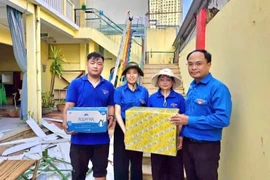 Lãnh đạo Tỉnh đoàn Gia Lai tặng quà lực lượng thanh niên xung kích hỗ trợ khắc phục hậu quả bão số 13