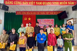 Tuyên truyền an toàn giao thông và tặng quà người dân xã An Lão