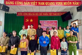 Tuyên truyền an toàn giao thông và tặng quà người dân xã An Lão