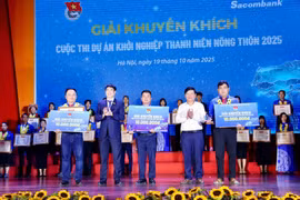 Anh Nguyễn Văn Xong (hàng trước, ở giữa) từng đạt giải khuyến khích cuộc thi “Dự án khởi nghiệp thanh niên nông thôn” năm 2025. Ảnh: NVCC