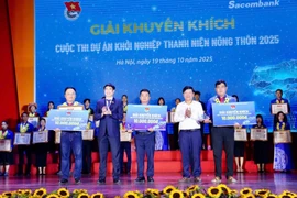 Anh Nguyễn Văn Xong (hàng trước, ở giữa) từng đạt giải khuyến khích cuộc thi “Dự án khởi nghiệp thanh niên nông thôn” năm 2025. Ảnh: NVCC