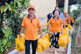 Bị bệnh ung thư dạ dày, ông Huỳnh Văn Chí (bìa trái) vẫn tham gia đầy đủ các hoạt động ý nghĩa của Hội tình thương Pleiku. Ảnh: P.L