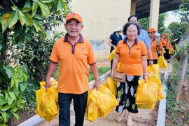 Bị bệnh ung thư dạ dày, ông Huỳnh Văn Chí (bìa trái) vẫn tham gia đầy đủ các hoạt động ý nghĩa của Hội tình thương Pleiku. Ảnh: P.L