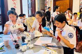 132 học sinh Trường THCS Nguyễn Huệ giao lưu, trải nghiệm nghệ thuật truyền thống