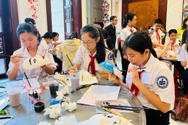 132 học sinh Trường THCS Nguyễn Huệ giao lưu, trải nghiệm nghệ thuật truyền thống