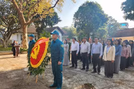 Lãnh đạo phường Diên Hồng dâng hương, dâng hoa tại Di tích lịch sử - văn hóa Nhà lao Pleiku