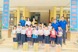 Tỉnh đoàn Gia Lai tặng 10.000 quyển vở, 5.000 cây bút cho học sinh ở khu vực phía Đông tỉnh