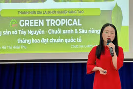 Tác giả Hồ Thị Hoài Thu thuyết trình về dự án Nông sản số Tây Nguyên - chuối xanh và sầu riêng sấy thăng hoa đạt chuẩn quốc tế. Ảnh: M.N