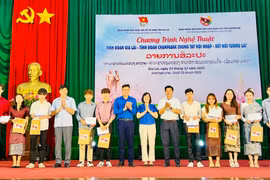 Các đại biểu tặng quà cho sinh viên tỉnh Champasak đang học tập ở tỉnh Gia Lai. Ảnh: M.N