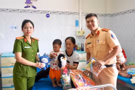 Tặng 660 phần quà cho thiếu nhi xã Đak Tơ Ver và Bệnh viện Nhi tỉnh Gia Lai