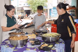 Những suất ăn nghĩa tình tiếp sức sĩ tử vượt “vũ môn”