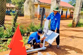 Đoàn viên, thanh niên lắp đặt trụ điện năng lượng trời để tặng người dân. Ảnh: ĐVCC