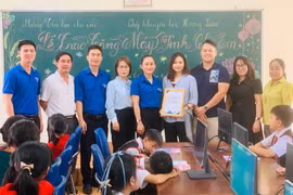 Trao “Phòng Tin học cho em” tại Trường Tiểu học Hà Tây