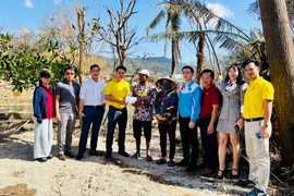 Hiệp hội Doanh nhân Đắk Lắk tặng quà cho người dân xã Ngô Mây bị ảnh hưởng bão số 13