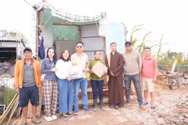 Trao 680 suất quà hỗ trợ người dân, học sinh xã Tuy Phước Đông và xã Ngô Mây