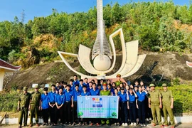 Đoàn xã Tuy Phước phối hợp với Công an xã ra quân thực hiện công trình “Tuổi trẻ tri ân anh hùng liệt sĩ” tại Nghĩa trang liệt sĩ Diêu Trì. Ảnh: M.N