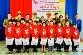 Tặng quà học sinh Trường Tiểu học Hồ Tùng Mậu