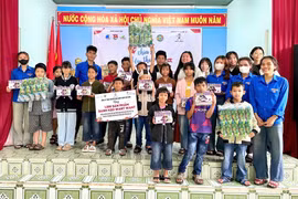 Tặng quà và dạy tiếng Anh cho thiếu nhi ở Trung tâm Bảo trợ Xã hội tổng hợp tỉnh Gia Lai