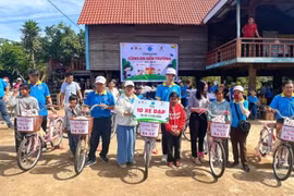 Tặng 350 suất quà cho thiếu nhi xã Sró