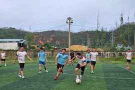 Thanh niên 2 tỉnh Gia Lai và Champasak giao hữu thể thao. Ảnh: ĐVCC