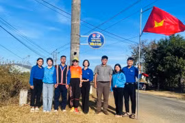 Đoàn xã Chư Đang Ya bàn giao công trình “Đường cờ Tổ quốc” cho làng Kó