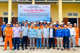 Tặng công trình “Thắp sáng đường quê” cho người dân thôn Vạn Thái