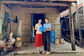 Trao hơn 48 triệu đồng hỗ trợ thủ khoa khối C00 ở Trường THPT Trần Quốc Tuấn