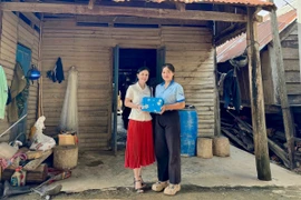 Trao hơn 48 triệu đồng hỗ trợ thủ khoa khối C00 ở Trường THPT Trần Quốc Tuấn