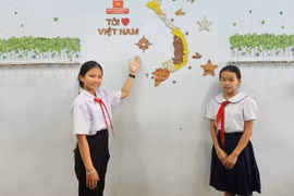 Em Đỗ Hà Gia Lộc (bìa trái, Trường Tiểu học Kim Đồng, huyện Ia Grai). Ảnh: Thúy Hằng