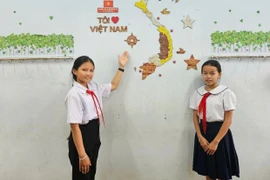 Em Đỗ Hà Gia Lộc (bìa trái, Trường Tiểu học Kim Đồng, huyện Ia Grai). Ảnh: Thúy Hằng