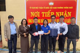 9 học sinh mồ côi ở chùa Bửu Châu đập heo đất hỗ trợ đồng bào vùng lũ hơn 9 triệu đồng