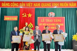 Bí thư Thành ủy Pleiku Trịnh Duy Thuân trao tặng Huy hiệu Đảng cho 6 đảng viên phường Thắng Lợi