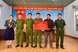 Tuyên truyền kiến thức pháp luật và tặng công trình “Thắp sáng đường quê” cho người dân làng Bok Ayơl